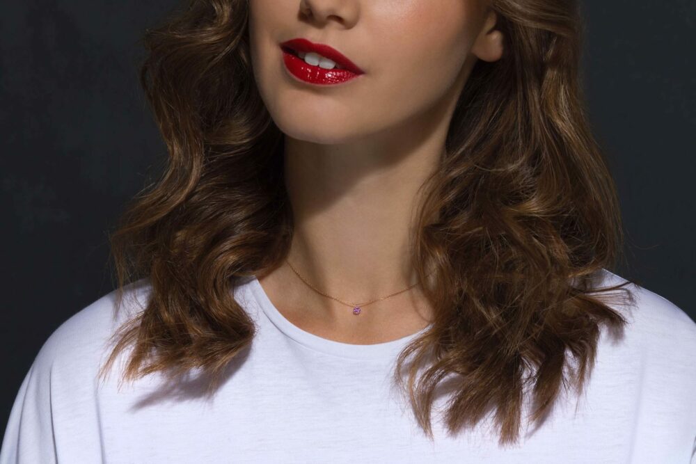 La Brune & la Blonde - Collier Confetti or rose, saphir rose – Image 2