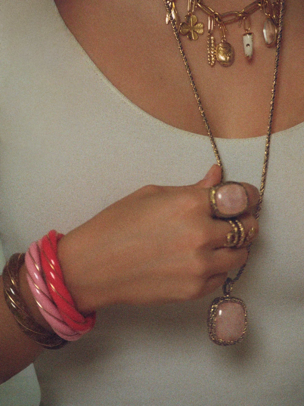 Aurélie Bidermann - Jonc Diana rouge corail – Image 3