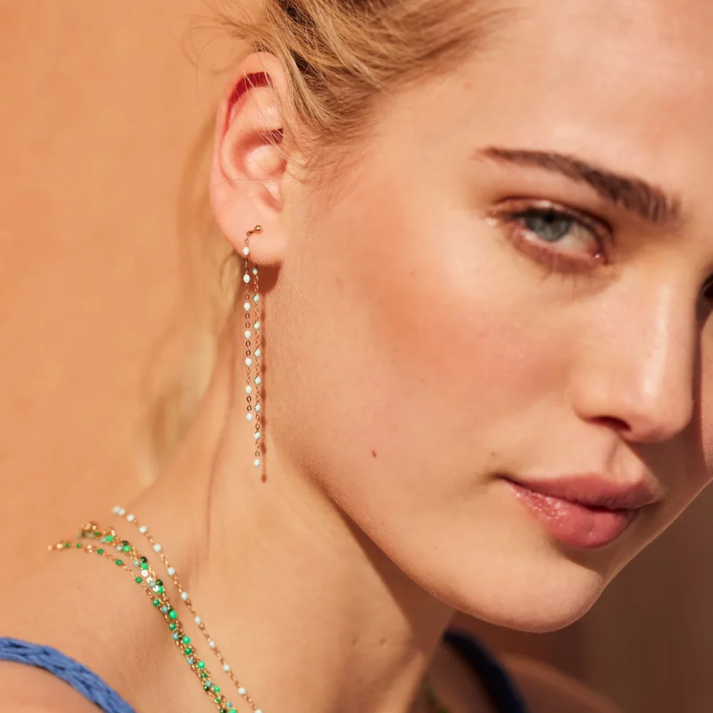 Gigi Clozeau - Boucles d'oreilles dansantes classique or rose résine blanche – Image 2