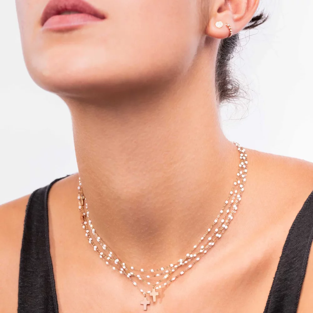 Gigi Clozeau - Collier croix, or rose résine blanche – Image 2