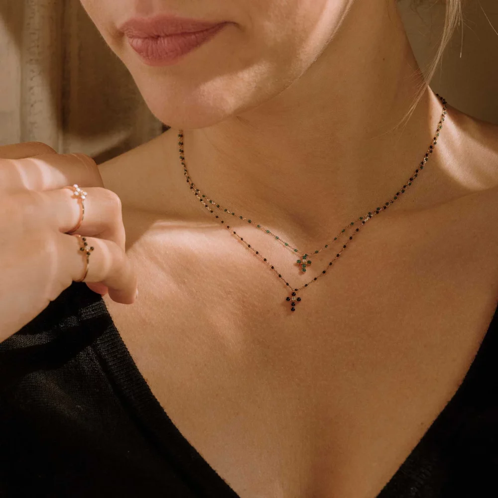 Gigi Clozeau - Collier mini croix perlée, or rose diamant résine émeraude – Image 3