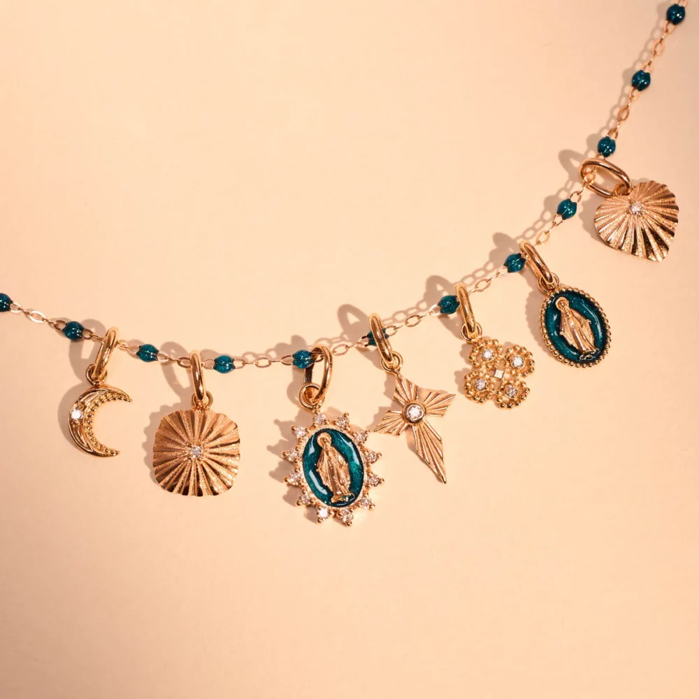 Gigi Clozeau - Pendentif Madone or rose, résine jungle – Image 2