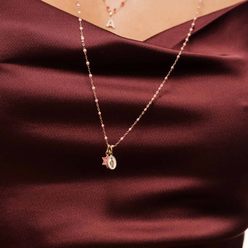 Gigi Clozeau - Pendentif Madone or rose, résine saumon – Image 3