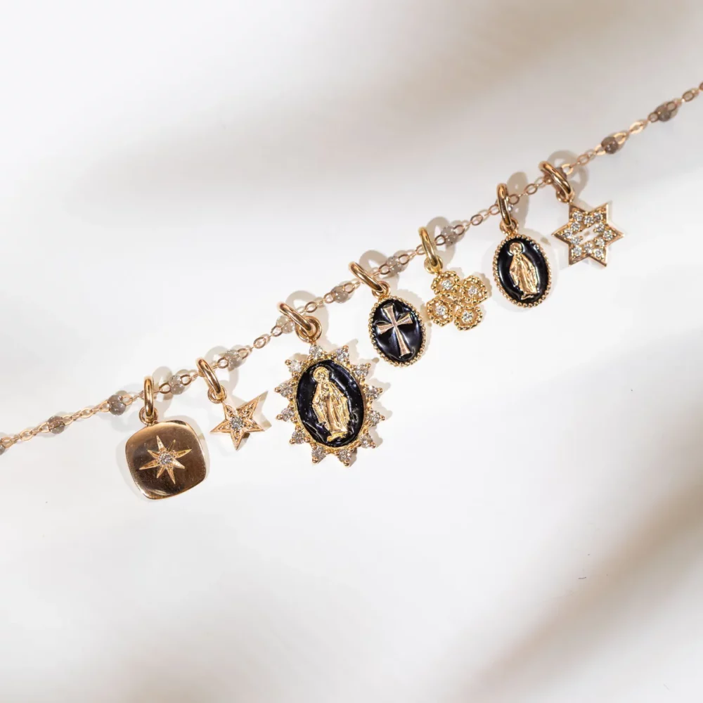 Gigi Clozeau - Pendentif Madone or rose, résine noire – Image 2