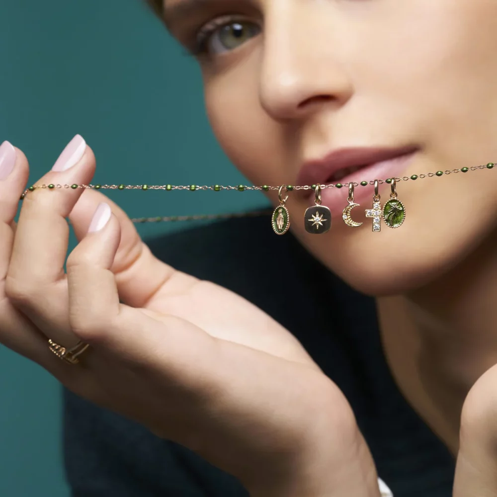 Gigi Clozeau - Pendentif Madone or rose, résine prusse – Image 2